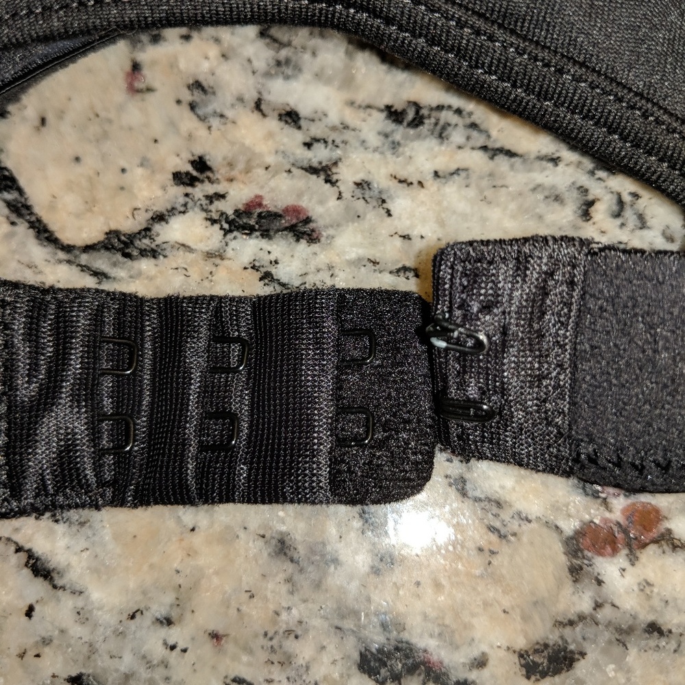 VICTORIA'S SECRET VSX Sports Bra Size Small - Picture 4 of 4